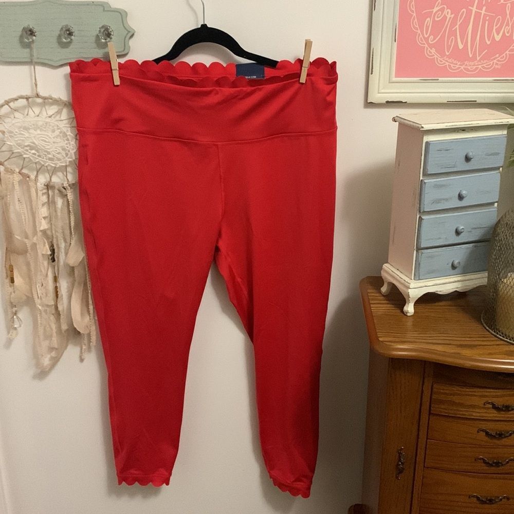 NEW Crown & Ivy Women's Red Scalloped Leggings Plus Size 2X High Rise Crop Pants